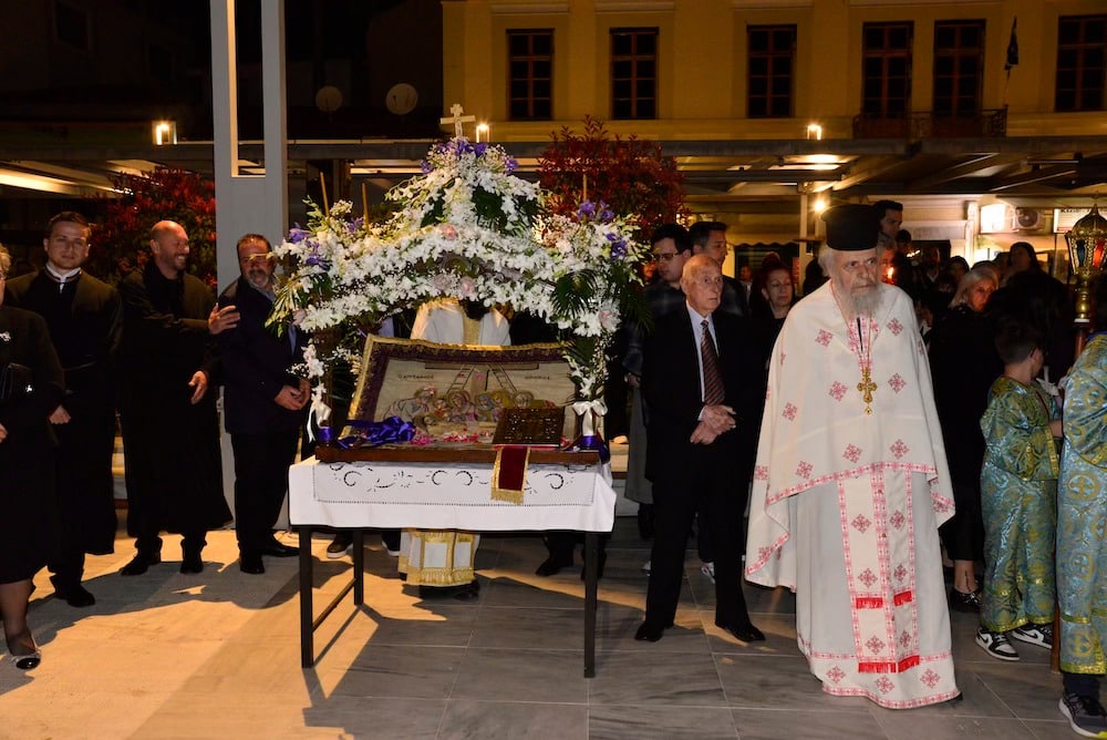 Συνάντηση Επιταφίων κεντρικών ενοριών Αιγίου στην πλατεία Αγίας Λαύρας - φωτο