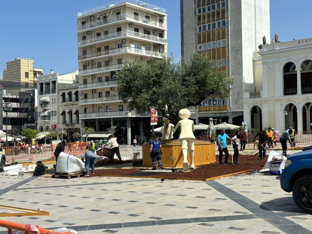 Πάτρα: Στολίζεται η Πλατεία Γεωργίου - φωτο