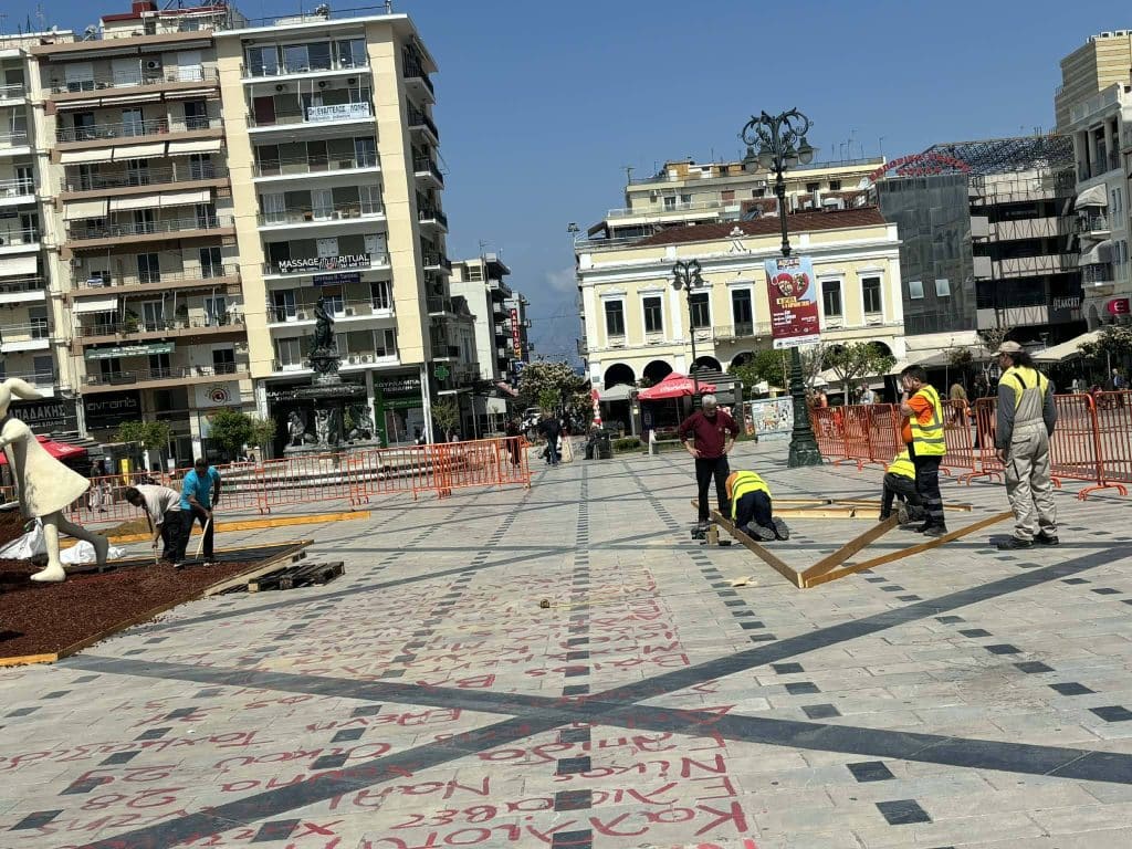 Πάτρα: Στολίζεται η Πλατεία Γεωργίου - φωτο