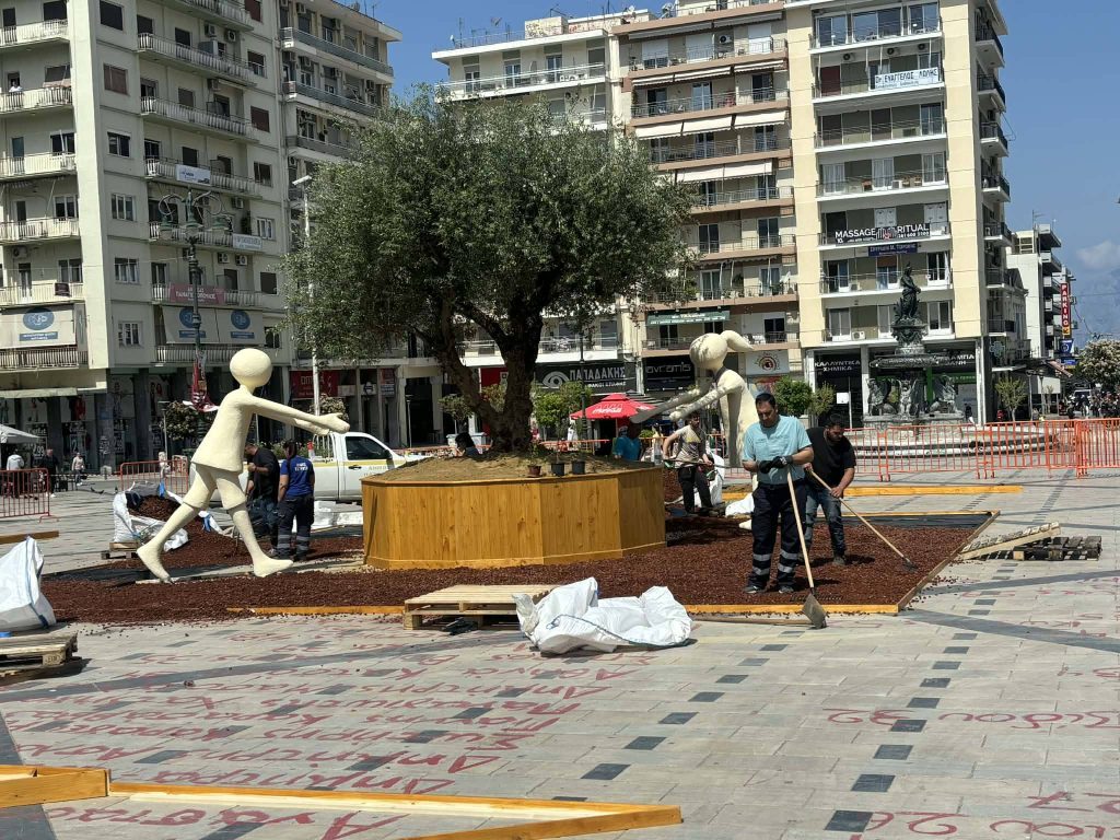 Πάτρα: Στολίζεται η Πλατεία Γεωργίου - φωτο