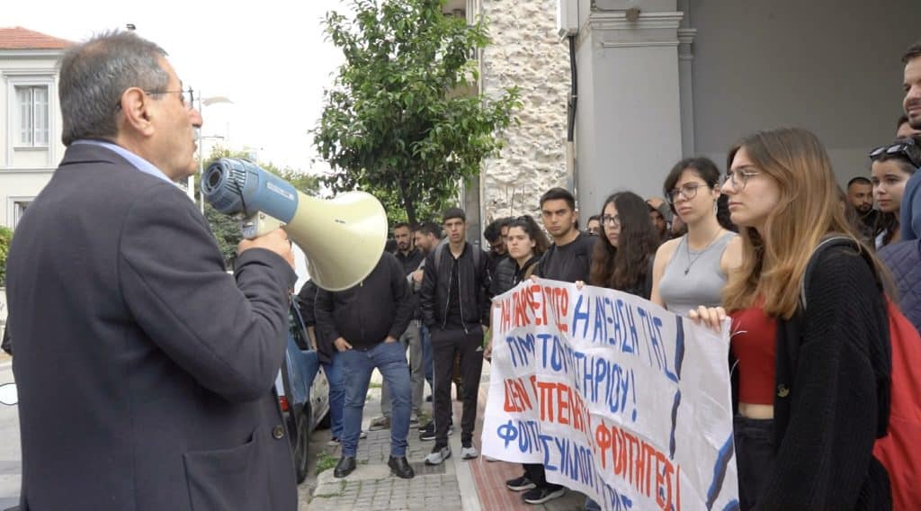 Πάτρα: Φοιτητικοί σύλλογοι διαμαρτυρήθηκαν για τις αυξήσεις στις τιμές εισιτηρίων του ΚΤΕΛ - Στο πλευρό τους ο Δήμαρχος - φωτο