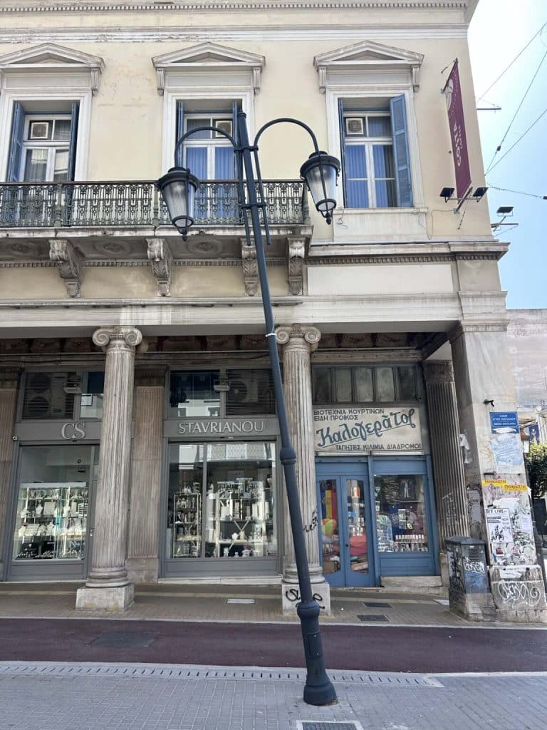 Πάτρα: Ο κίνδυνος παραμονεύει στη συμβολή των πεζοδρόμων Αγίου Νικολάου και Μαιζώνος