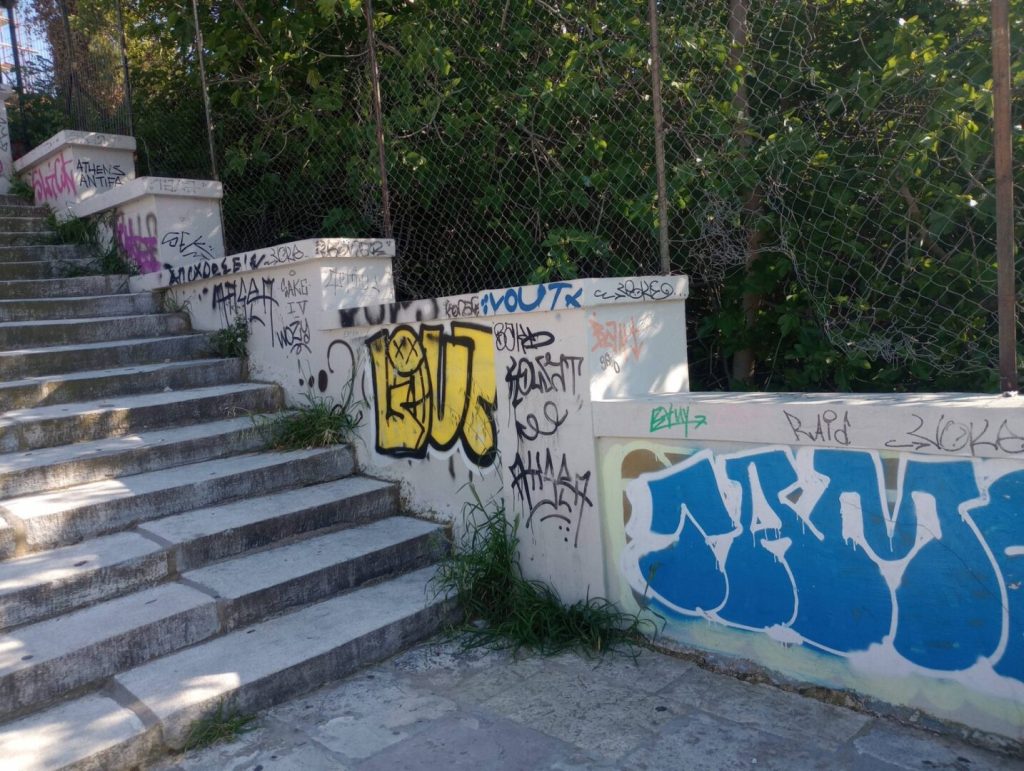 Πάτρα: Δείτε πώς κατάντησαν οι... συντηρημένες σκάλες της Πατρέως