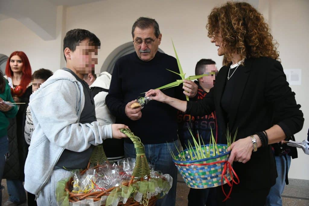 Πάτρα: Έψαλαν τα κάλαντα του Λαζάρου τα παιδιά του 2ου Ειδικού Δημοτικού Σχολείου (Φωτο)