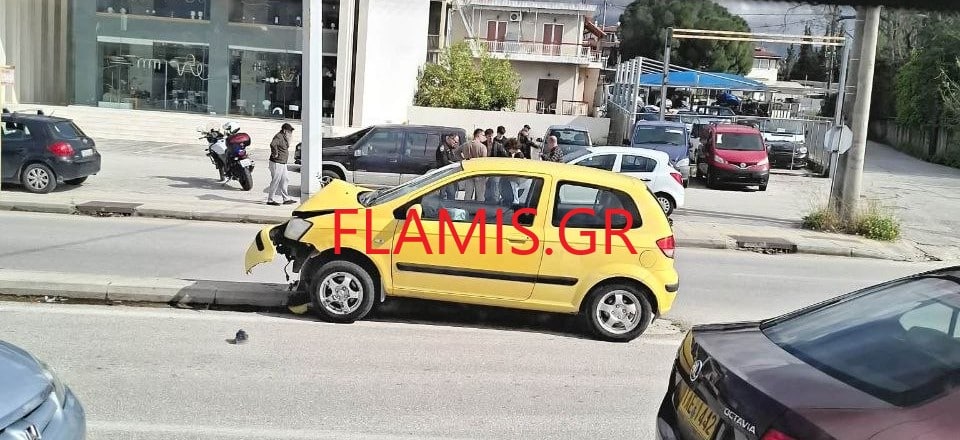 Πάτρα - ΤΩΡΑ: ΙΧ καρφώθηκε σε κολώνα κοντά στην Κανελλοπούλου