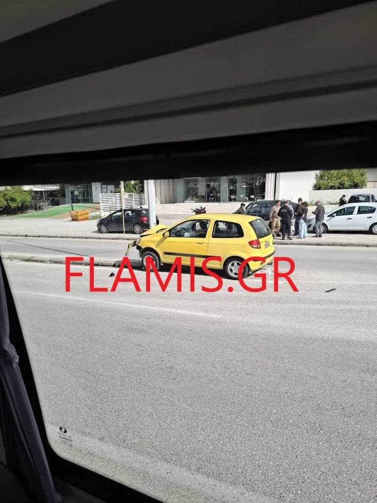 Πάτρα - ΤΩΡΑ: ΙΧ καρφώθηκε σε κολώνα κοντά στην Κανελλοπούλου