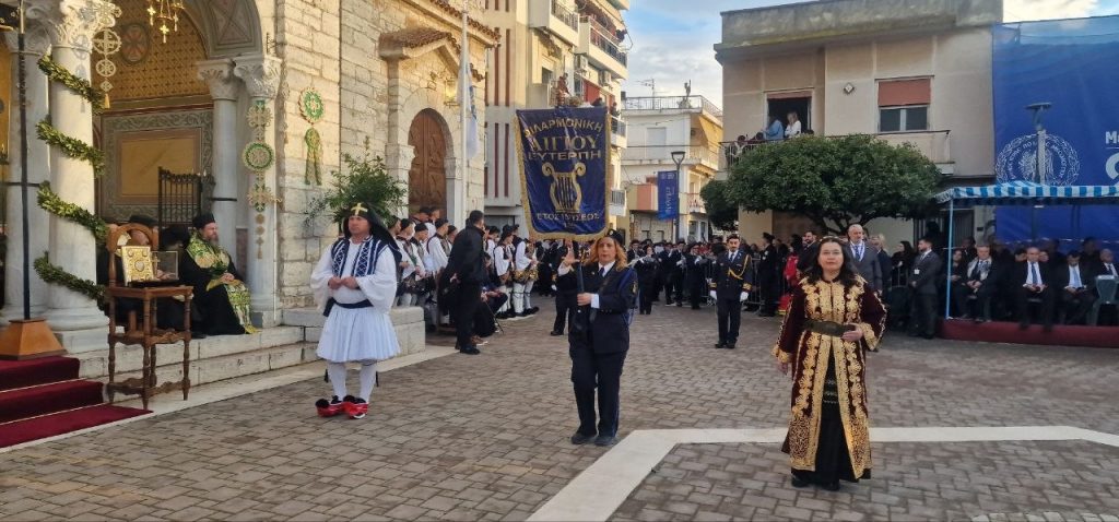 Δείτε δεκάδες φωτό! Πάνω από 12.000 στην πομπή για την έξοδο του Μεσολογγίου -Τμήματα από την Πάτρα