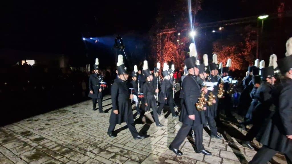 Δείτε δεκάδες φωτό! Πάνω από 12.000 στην πομπή για την έξοδο του Μεσολογγίου -Τμήματα από την Πάτρα