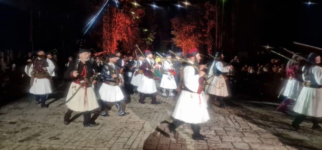 Δείτε δεκάδες φωτό! Πάνω από 12.000 στην πομπή για την έξοδο του Μεσολογγίου -Τμήματα από την Πάτρα