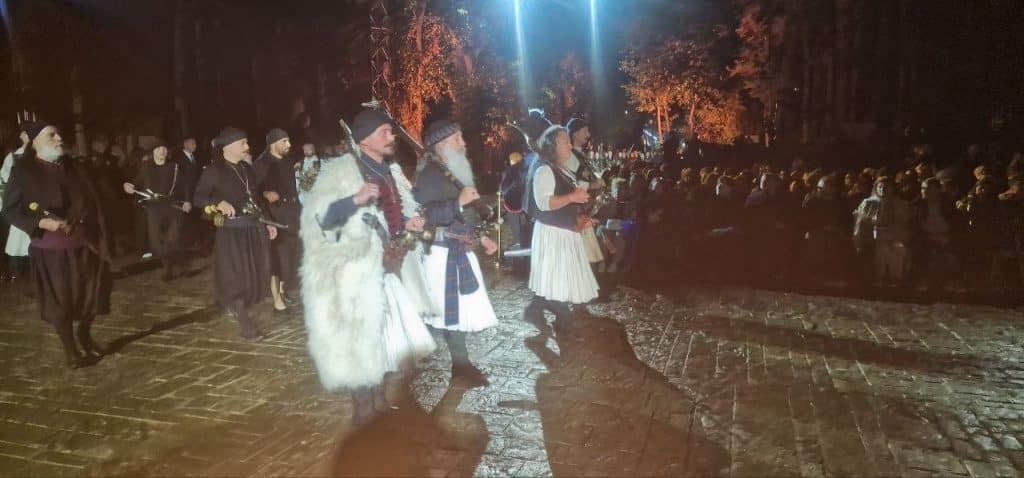 Δείτε δεκάδες φωτό! Πάνω από 12.000 στην πομπή για την έξοδο του Μεσολογγίου -Τμήματα από την Πάτρα
