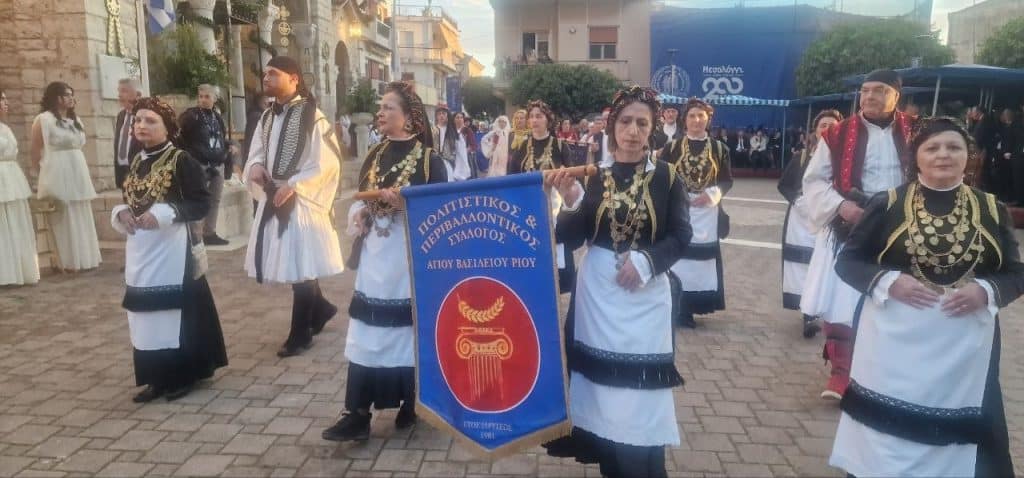 Δείτε δεκάδες φωτό! Πάνω από 12.000 στην πομπή για την έξοδο του Μεσολογγίου -Τμήματα από την Πάτρα