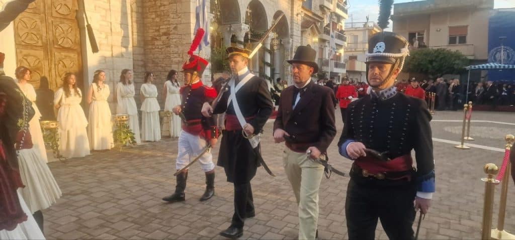 Δείτε δεκάδες φωτό! Πάνω από 12.000 στην πομπή για την έξοδο του Μεσολογγίου -Τμήματα από την Πάτρα