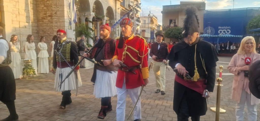 Δείτε δεκάδες φωτό! Πάνω από 12.000 στην πομπή για την έξοδο του Μεσολογγίου -Τμήματα από την Πάτρα