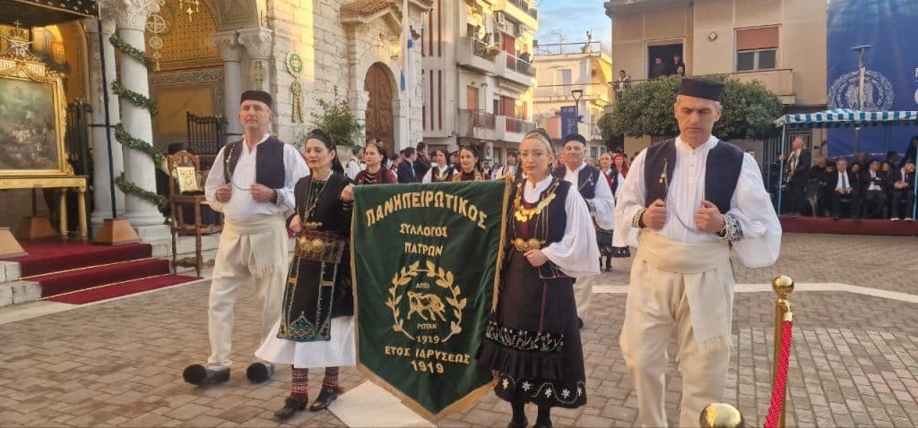Δείτε δεκάδες φωτό! Πάνω από 12.000 στην πομπή για την έξοδο του Μεσολογγίου -Τμήματα από την Πάτρα