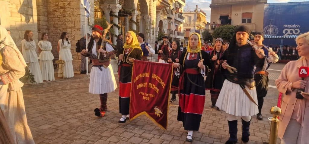 Δείτε δεκάδες φωτό! Πάνω από 12.000 στην πομπή για την έξοδο του Μεσολογγίου -Τμήματα από την Πάτρα