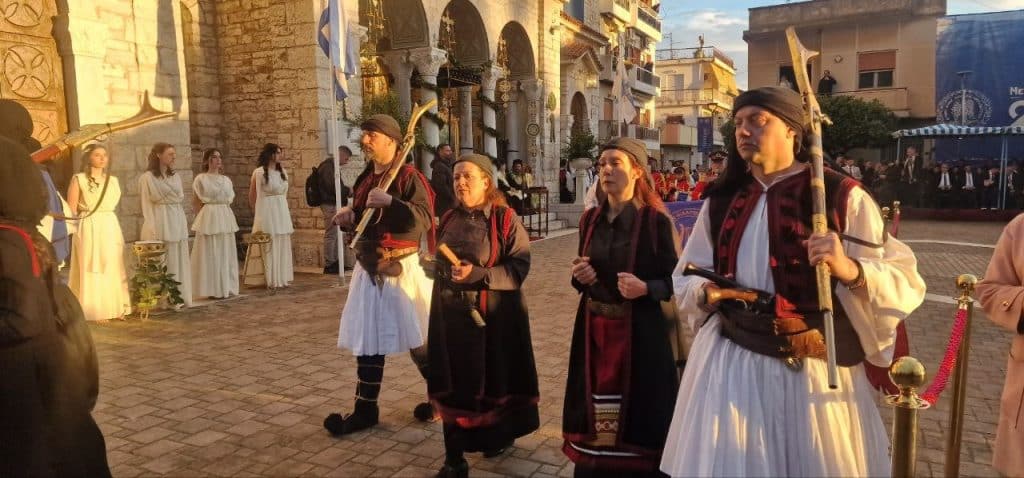 Δείτε δεκάδες φωτό! Πάνω από 12.000 στην πομπή για την έξοδο του Μεσολογγίου -Τμήματα από την Πάτρα
