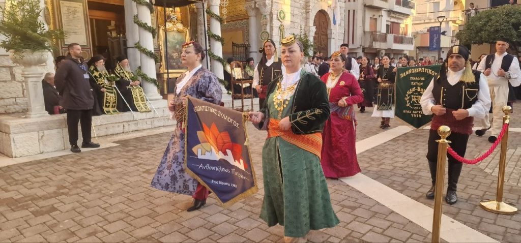 Δείτε δεκάδες φωτό! Πάνω από 12.000 στην πομπή για την έξοδο του Μεσολογγίου -Τμήματα από την Πάτρα