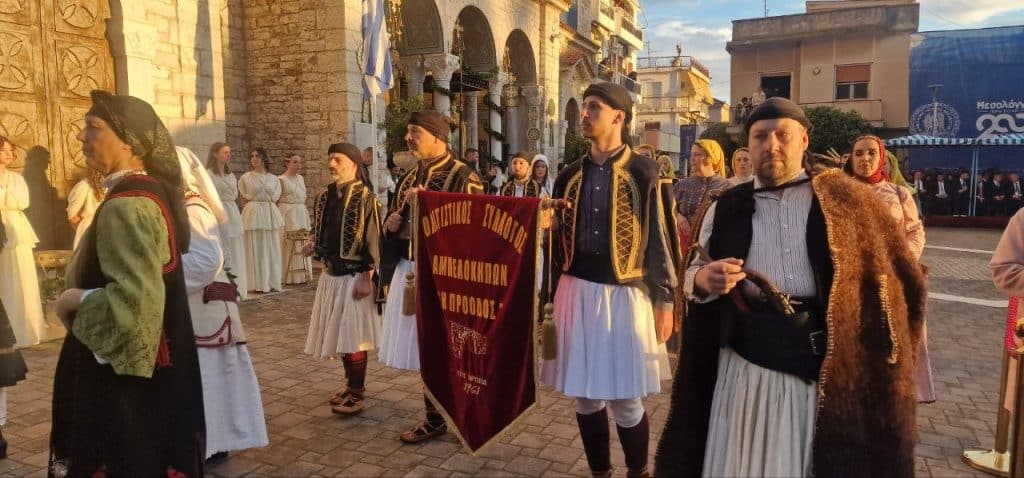 Δείτε δεκάδες φωτό! Πάνω από 12.000 στην πομπή για την έξοδο του Μεσολογγίου -Τμήματα από την Πάτρα