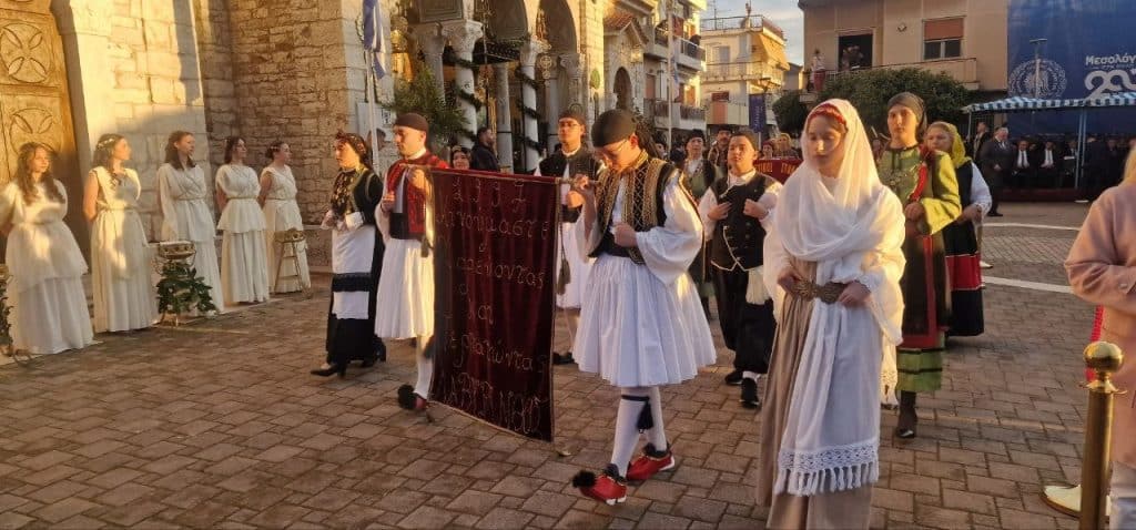 Δείτε δεκάδες φωτό! Πάνω από 12.000 στην πομπή για την έξοδο του Μεσολογγίου -Τμήματα από την Πάτρα