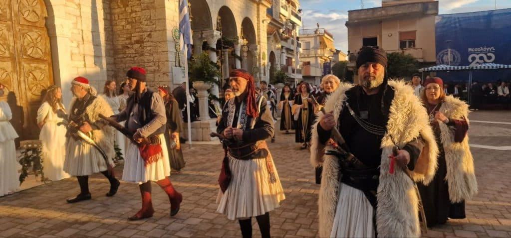 Δείτε δεκάδες φωτό! Πάνω από 12.000 στην πομπή για την έξοδο του Μεσολογγίου -Τμήματα από την Πάτρα