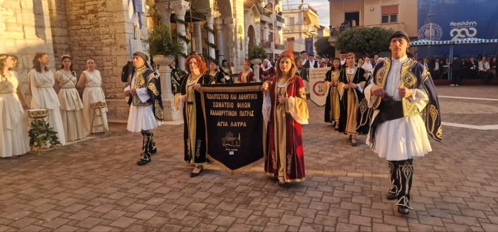 Δείτε δεκάδες φωτό! Πάνω από 12.000 στην πομπή για την έξοδο του Μεσολογγίου -Τμήματα από την Πάτρα