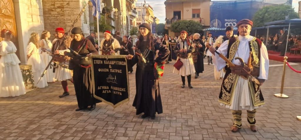 Δείτε δεκάδες φωτό! Πάνω από 12.000 στην πομπή για την έξοδο του Μεσολογγίου -Τμήματα από την Πάτρα