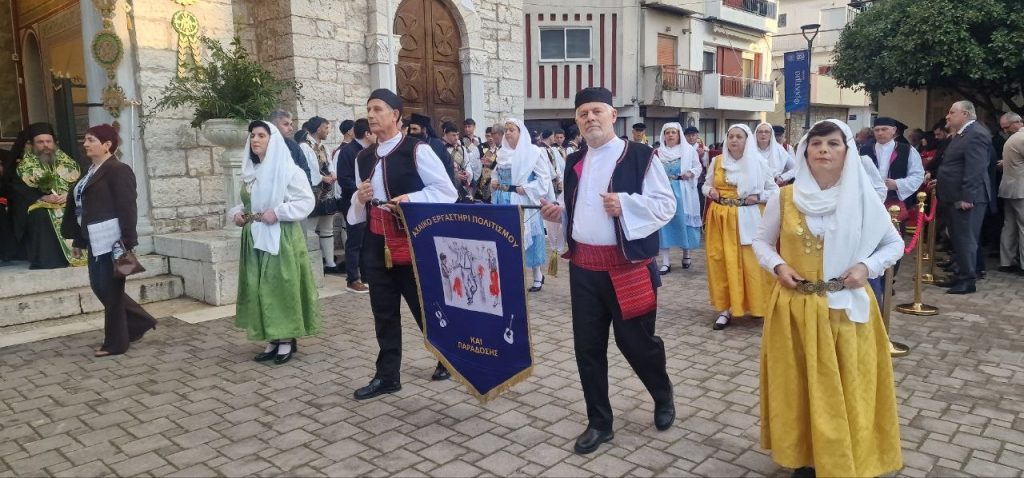 Δείτε δεκάδες φωτό! Πάνω από 12.000 στην πομπή για την έξοδο του Μεσολογγίου -Τμήματα από την Πάτρα