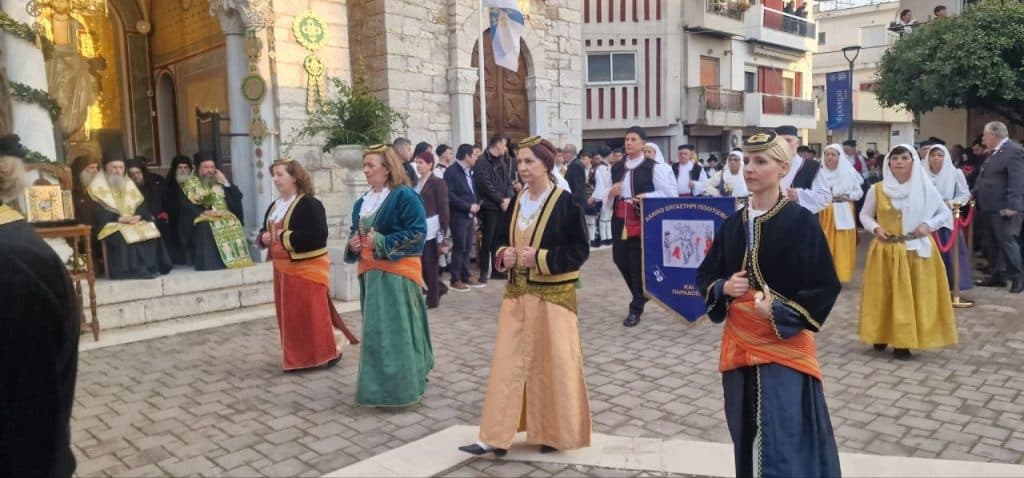 Δείτε δεκάδες φωτό! Πάνω από 12.000 στην πομπή για την έξοδο του Μεσολογγίου -Τμήματα από την Πάτρα