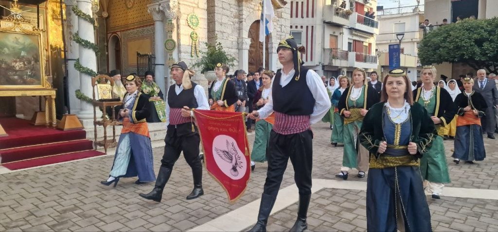 Δείτε δεκάδες φωτό! Πάνω από 12.000 στην πομπή για την έξοδο του Μεσολογγίου -Τμήματα από την Πάτρα