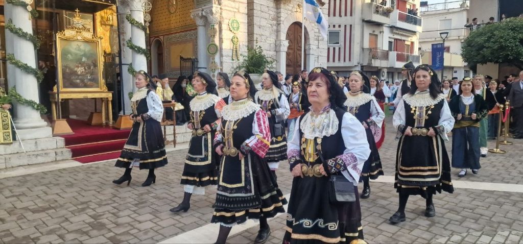 Δείτε δεκάδες φωτό! Πάνω από 12.000 στην πομπή για την έξοδο του Μεσολογγίου -Τμήματα από την Πάτρα