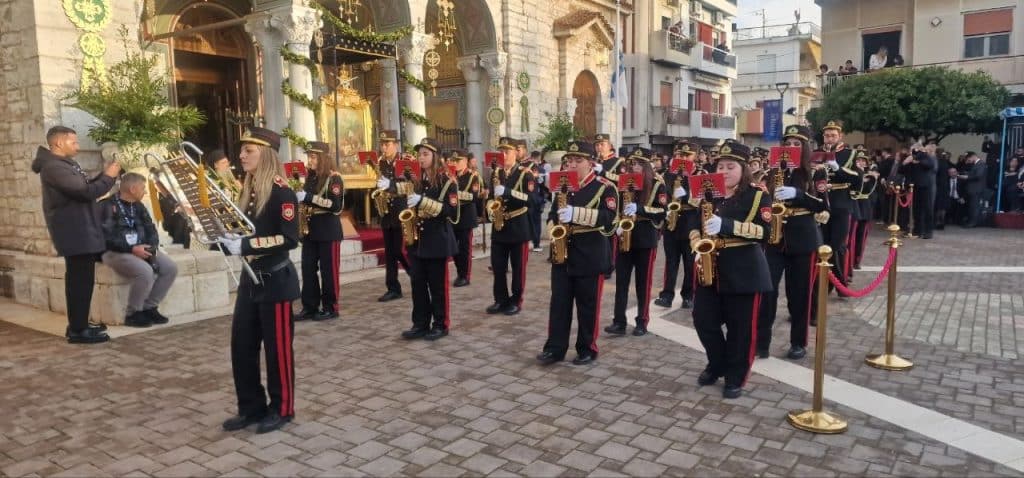 Δείτε δεκάδες φωτό! Πάνω από 12.000 στην πομπή για την έξοδο του Μεσολογγίου -Τμήματα από την Πάτρα