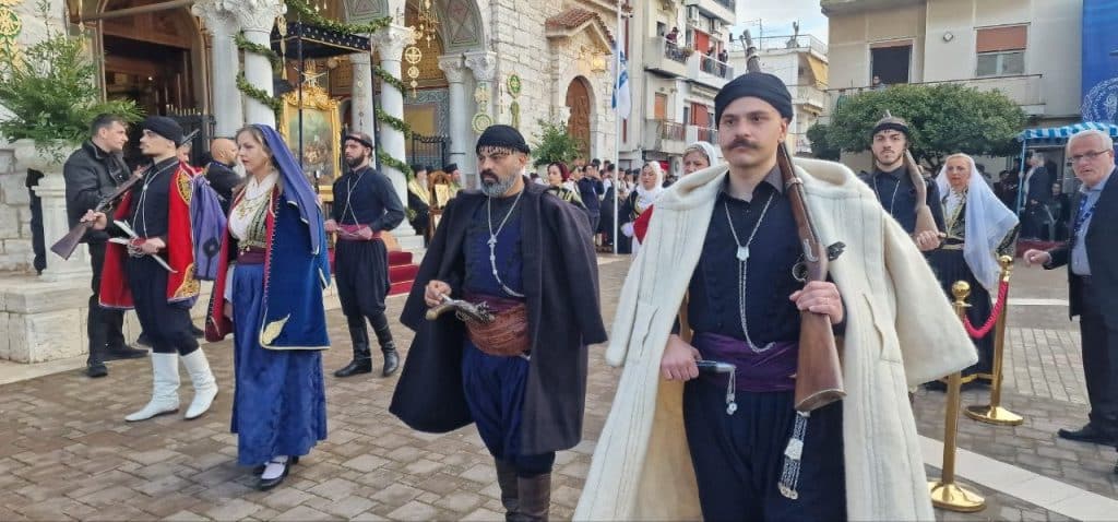Δείτε δεκάδες φωτό! Πάνω από 12.000 στην πομπή για την έξοδο του Μεσολογγίου -Τμήματα από την Πάτρα