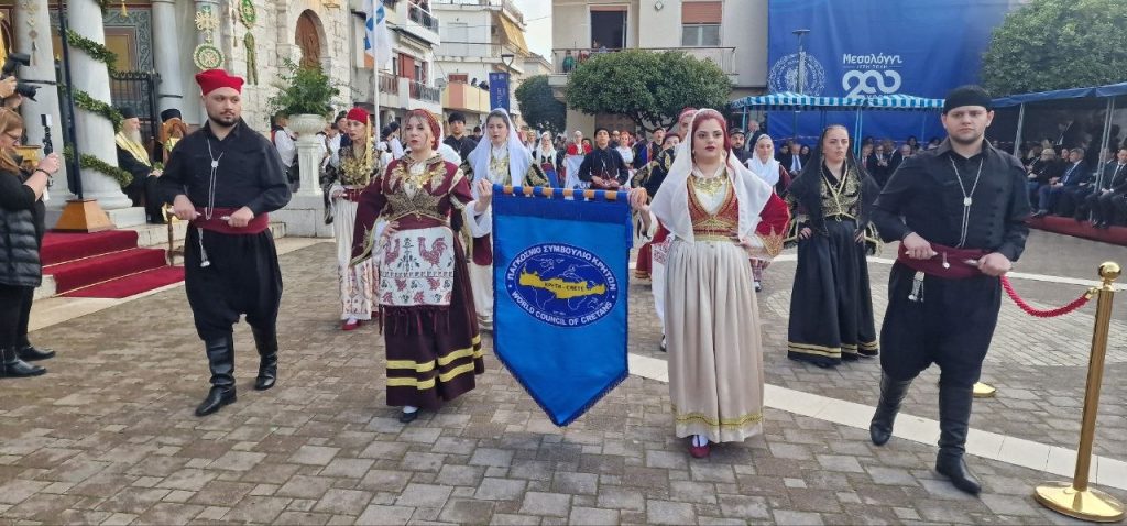 Δείτε δεκάδες φωτό! Πάνω από 12.000 στην πομπή για την έξοδο του Μεσολογγίου -Τμήματα από την Πάτρα