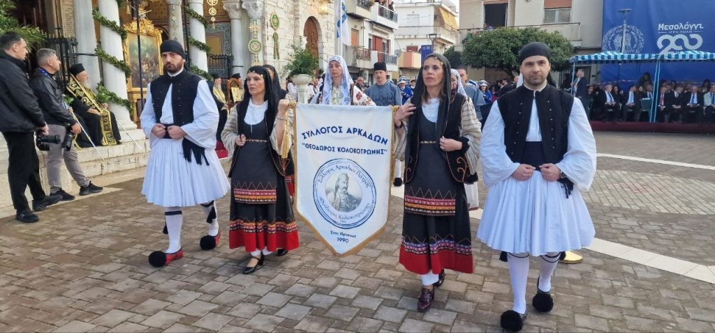 Δείτε δεκάδες φωτό! Πάνω από 12.000 στην πομπή για την έξοδο του Μεσολογγίου -Τμήματα από την Πάτρα