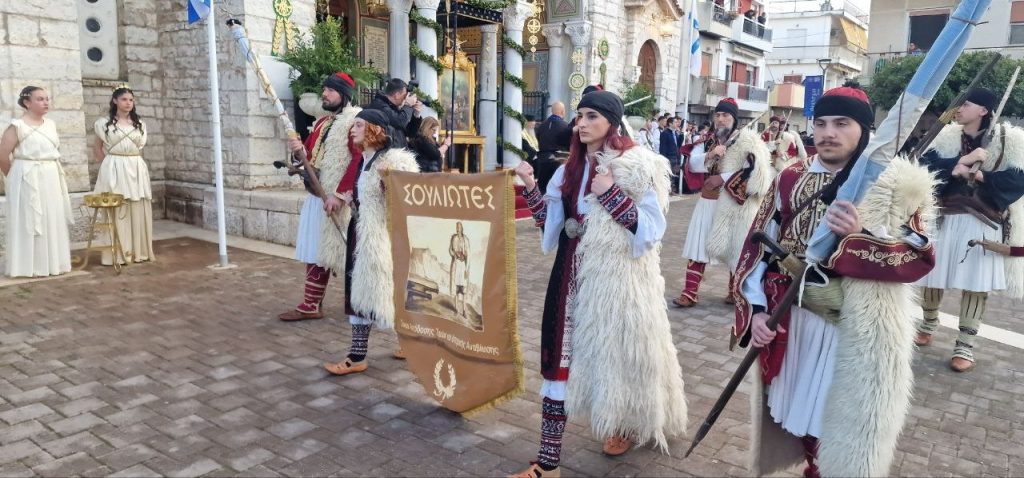 Δείτε δεκάδες φωτό! Πάνω από 12.000 στην πομπή για την έξοδο του Μεσολογγίου -Τμήματα από την Πάτρα