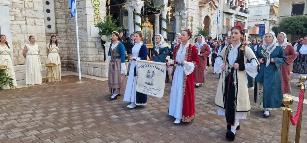 Δείτε δεκάδες φωτό! Πάνω από 12.000 στην πομπή για την έξοδο του Μεσολογγίου -Τμήματα από την Πάτρα