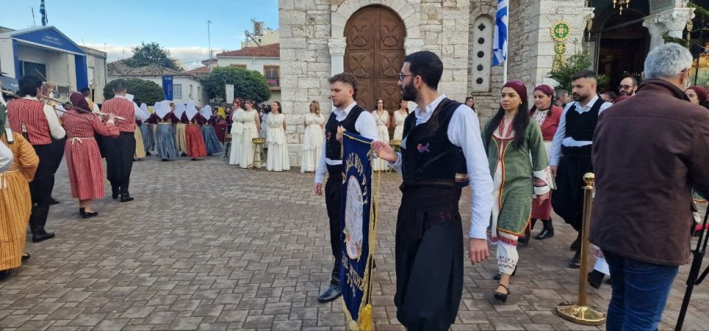 Δείτε δεκάδες φωτό! Πάνω από 12.000 στην πομπή για την έξοδο του Μεσολογγίου -Τμήματα από την Πάτρα