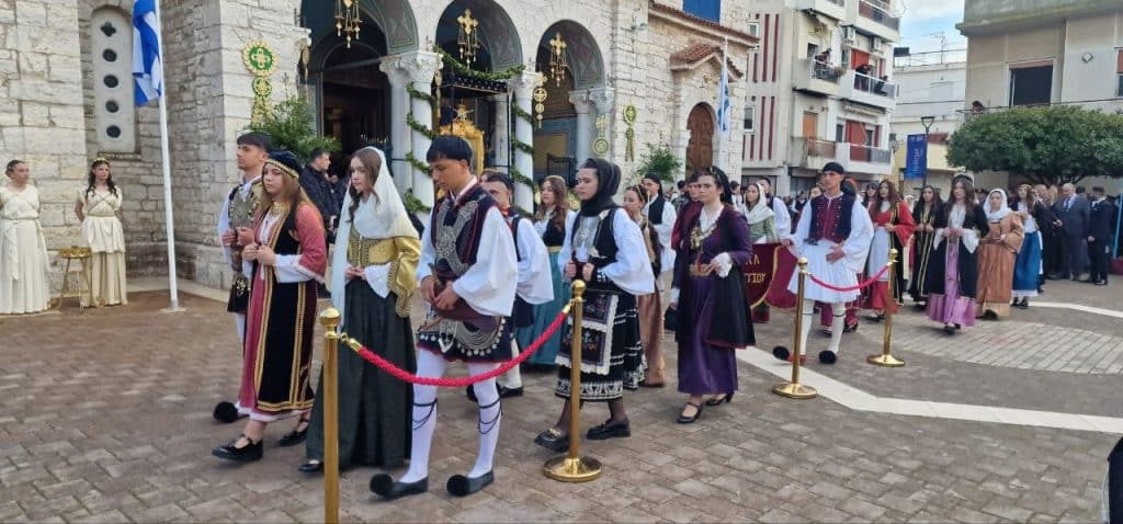 Δείτε δεκάδες φωτό! Πάνω από 12.000 στην πομπή για την έξοδο του Μεσολογγίου -Τμήματα από την Πάτρα