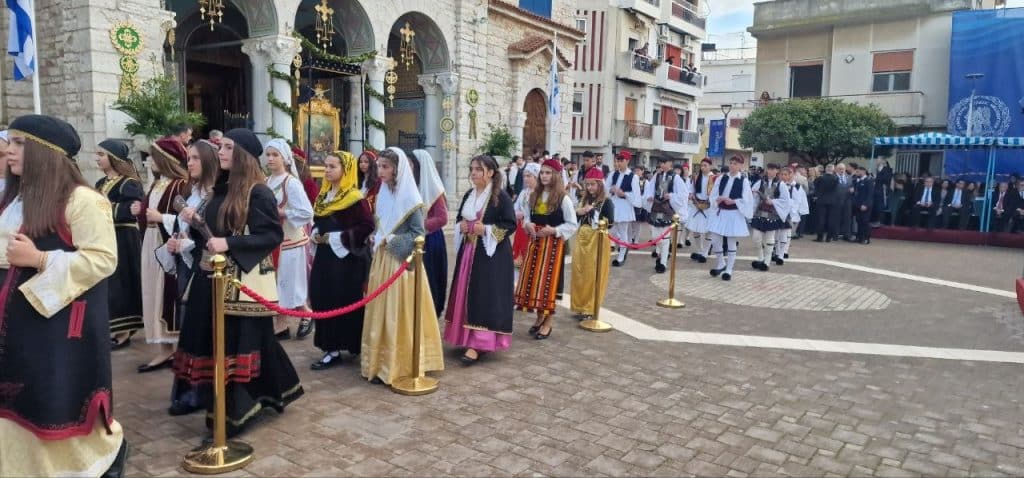 Δείτε δεκάδες φωτό! Πάνω από 12.000 στην πομπή για την έξοδο του Μεσολογγίου -Τμήματα από την Πάτρα