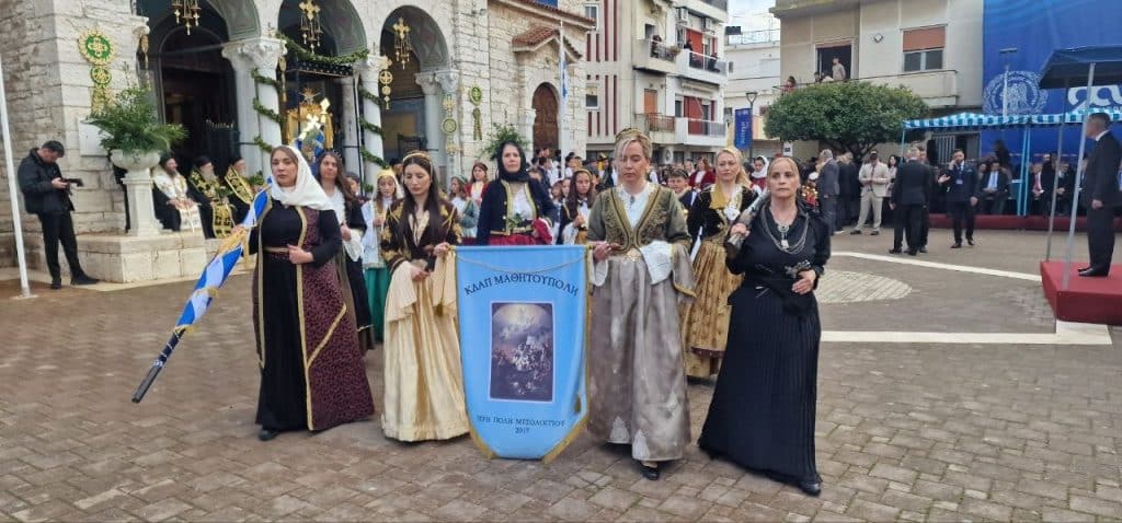Δείτε δεκάδες φωτό! Πάνω από 12.000 στην πομπή για την έξοδο του Μεσολογγίου -Τμήματα από την Πάτρα