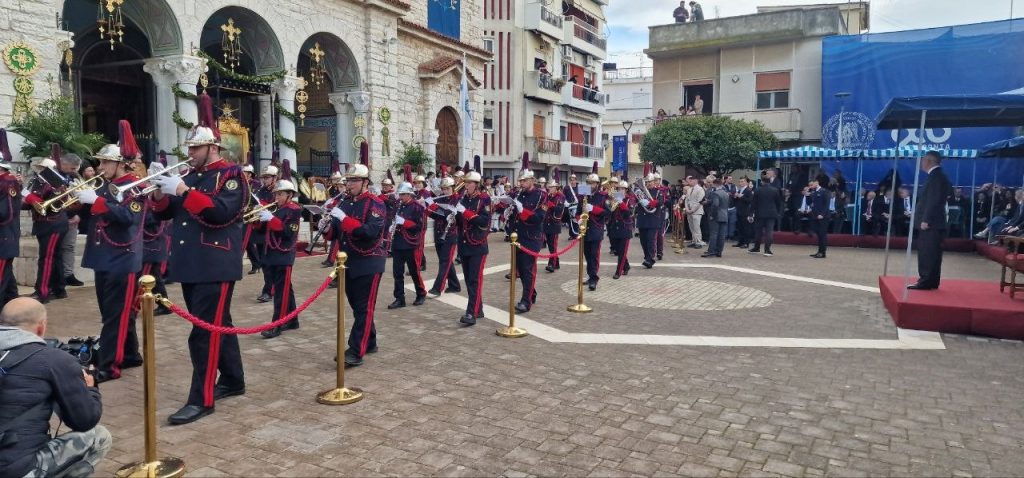 Δείτε δεκάδες φωτό! Πάνω από 12.000 στην πομπή για την έξοδο του Μεσολογγίου -Τμήματα από την Πάτρα