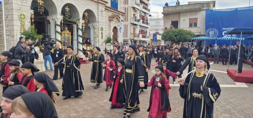 Δείτε δεκάδες φωτό! Πάνω από 12.000 στην πομπή για την έξοδο του Μεσολογγίου -Τμήματα από την Πάτρα