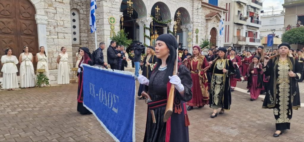 Δείτε δεκάδες φωτό! Πάνω από 12.000 στην πομπή για την έξοδο του Μεσολογγίου -Τμήματα από την Πάτρα