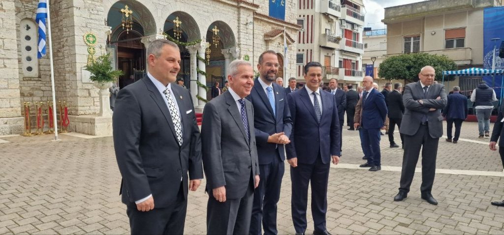 Δείτε δεκάδες φωτό! Πάνω από 12.000 στην πομπή για την έξοδο του Μεσολογγίου -Τμήματα από την Πάτρα