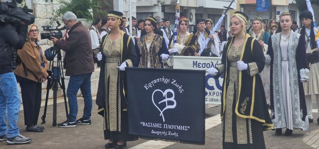 Δείτε δεκάδες φωτό! Πάνω από 12.000 στην πομπή για την έξοδο του Μεσολογγίου -Τμήματα από την Πάτρα