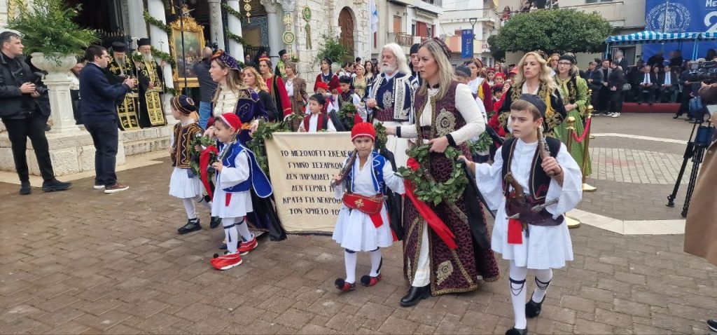 Δείτε δεκάδες φωτό! Πάνω από 12.000 στην πομπή για την έξοδο του Μεσολογγίου -Τμήματα από την Πάτρα