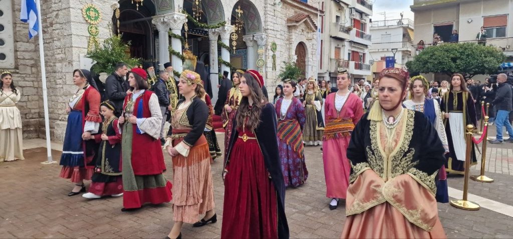Δείτε δεκάδες φωτό! Πάνω από 12.000 στην πομπή για την έξοδο του Μεσολογγίου -Τμήματα από την Πάτρα