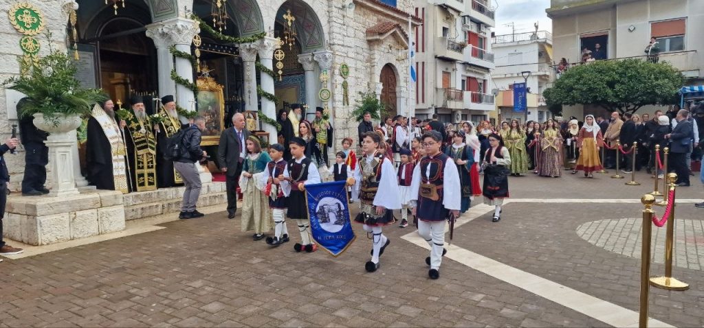 Δείτε δεκάδες φωτό! Πάνω από 12.000 στην πομπή για την έξοδο του Μεσολογγίου -Τμήματα από την Πάτρα