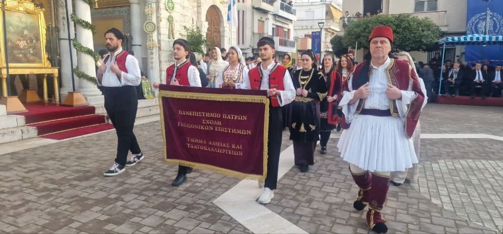 Δείτε δεκάδες φωτό! Πάνω από 12.000 στην πομπή για την έξοδο του Μεσολογγίου -Τμήματα από την Πάτρα