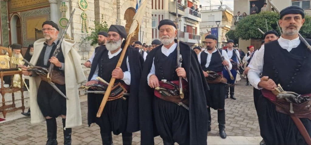 Δείτε δεκάδες φωτό! Πάνω από 12.000 στην πομπή για την έξοδο του Μεσολογγίου -Τμήματα από την Πάτρα